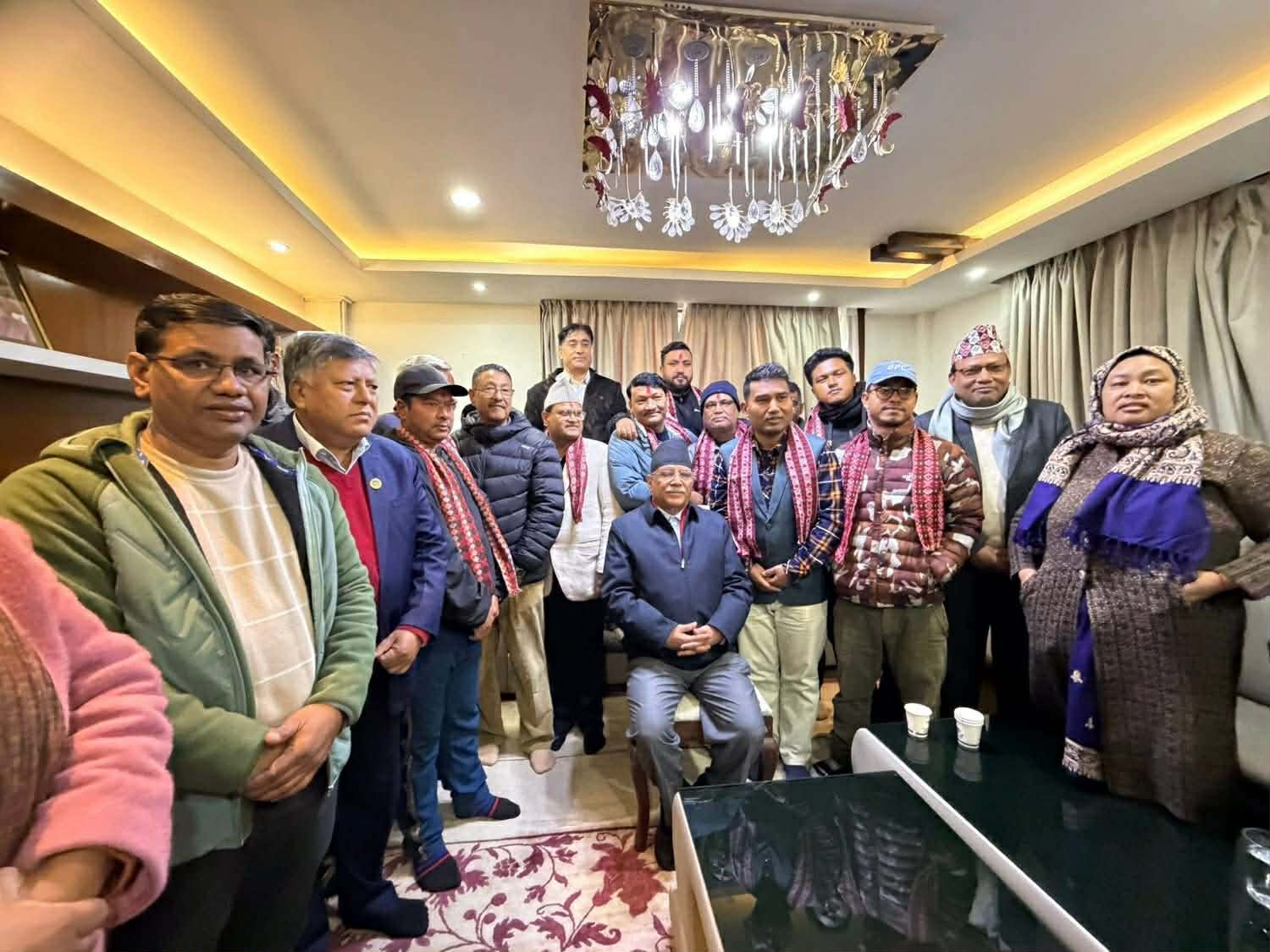 ओलीको गृहस्थान गुण्डुबाट एमाले परित्याग गरी दर्जन नेता कार्यकर्ता नेकपामा समाहित