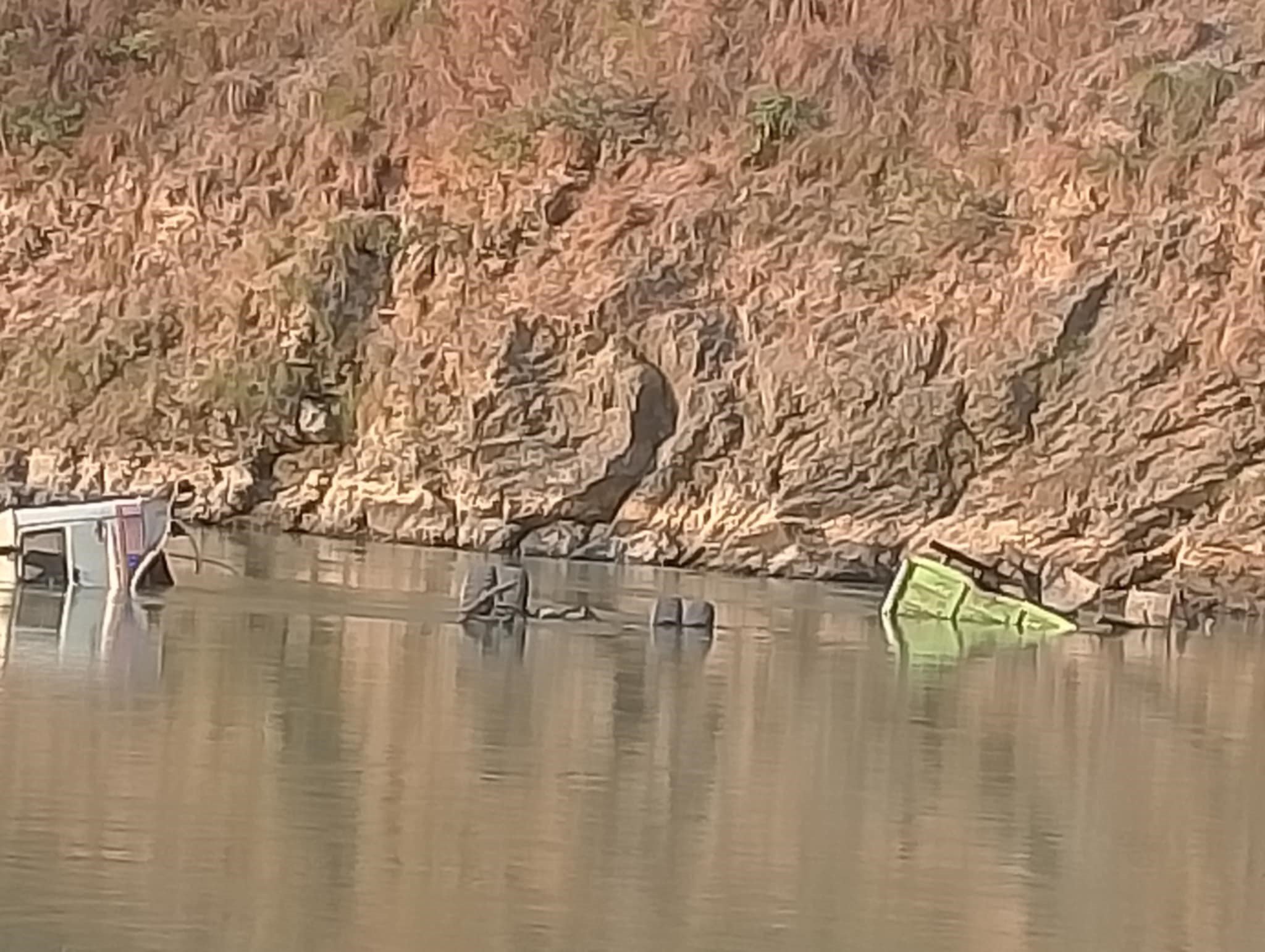 सिन्धुलीबाट रामेछाप तर्फ जाँदै गरेको टिप्पर सुनकोशीमा खस्यो, एकजना घाइते