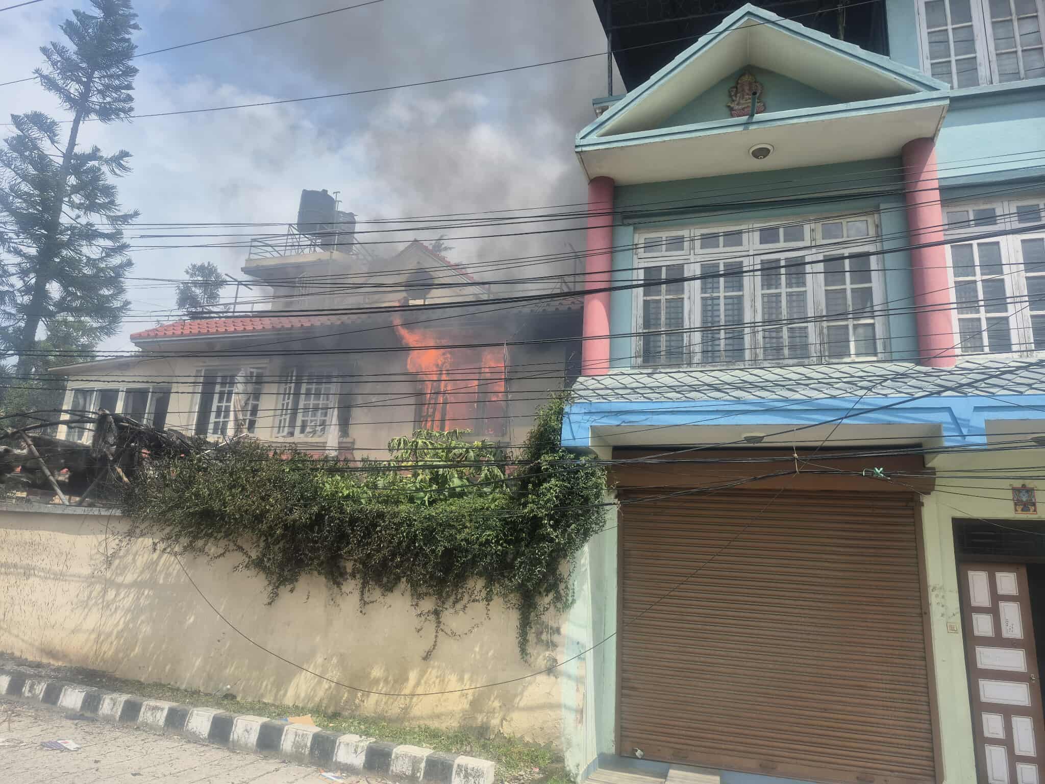 एमालेका उपाध्यक्ष सुरेन्द्र पाण्डेको घर र गाडी जल्यो