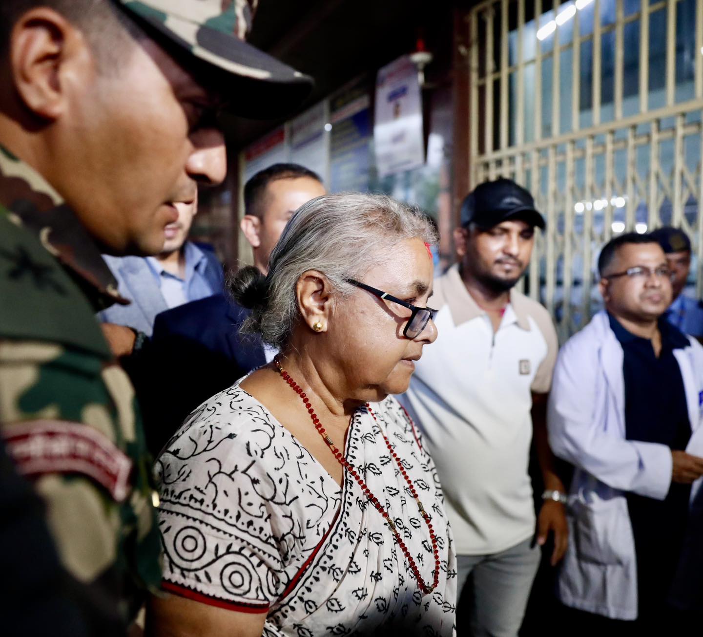 जेनजी आन्दोलनका घाइतेहरूलाई भेट्न अस्पताल पुगे प्रधानमन्त्री सुशीला कार्की