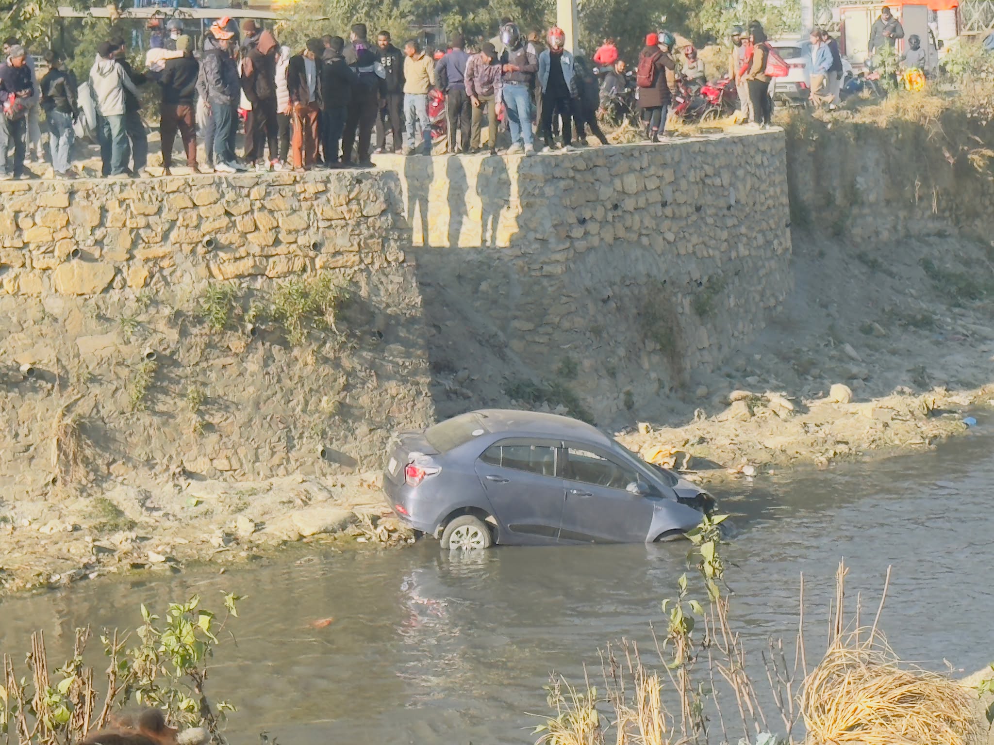 मनोहरा–हनुमन्ते दोभानमा कार खस्यो, चालक सकुशल
