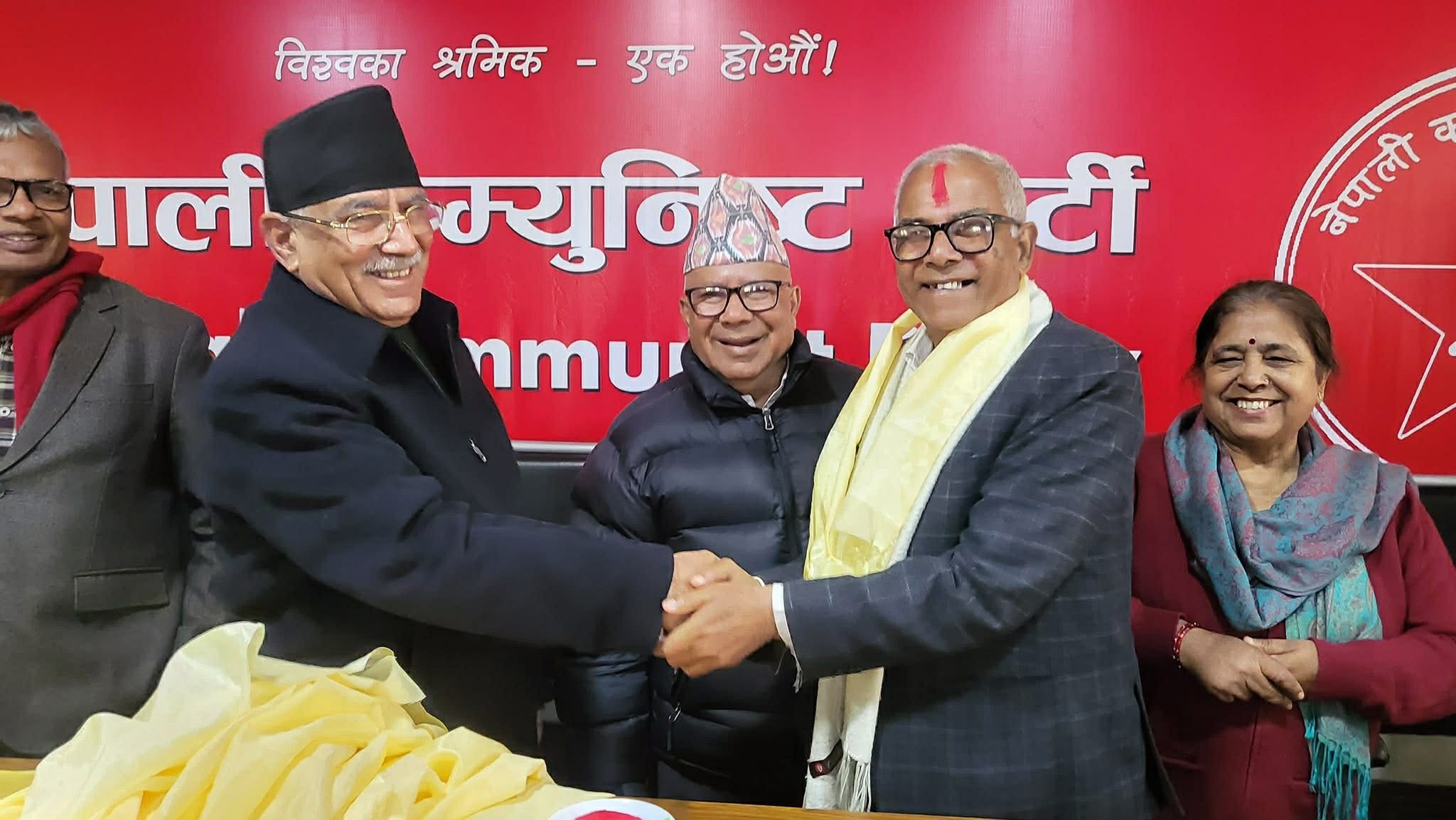 चर्चित नेता प्रल्हाद गिरिसहित चार दर्जनभन्दा बढी एमाले नेता तथा निर्वाचित जनप्रतिनिधि नेकपामा प्रवेश