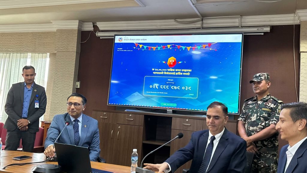 ३५० रुपैयाँको सामान किनेका उपभोक्ताले पाए १० लाखको करदाता पुरस्कार