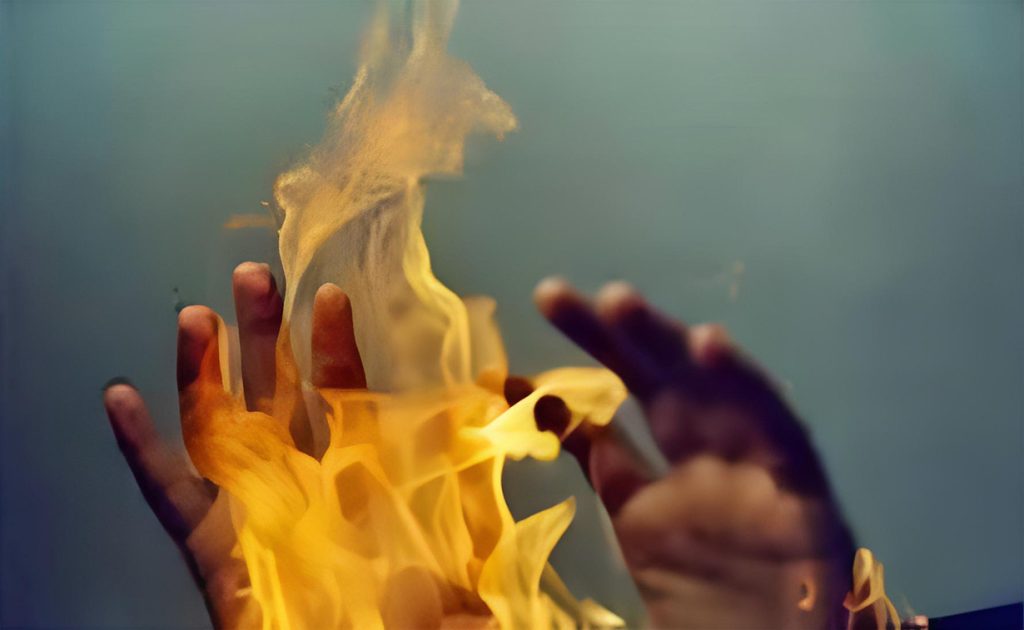 बालाजुमा महिलाले आफ्नै शरीरमा पट्रोल छर्केर आगो लगाइन्