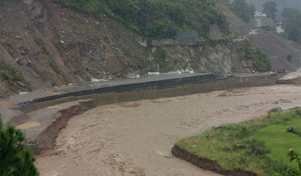 बीपी राजमार्गको चौकीडाँडा र घुमाउनेको डाइभर्सन रोशी खोलाले बगायो