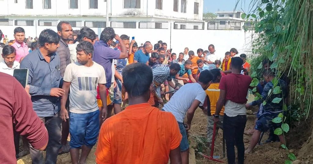 माटोको ढिस्कोमा पुरिएर २ जनाको मृत्यु, ४ जना गम्भीर घाइते