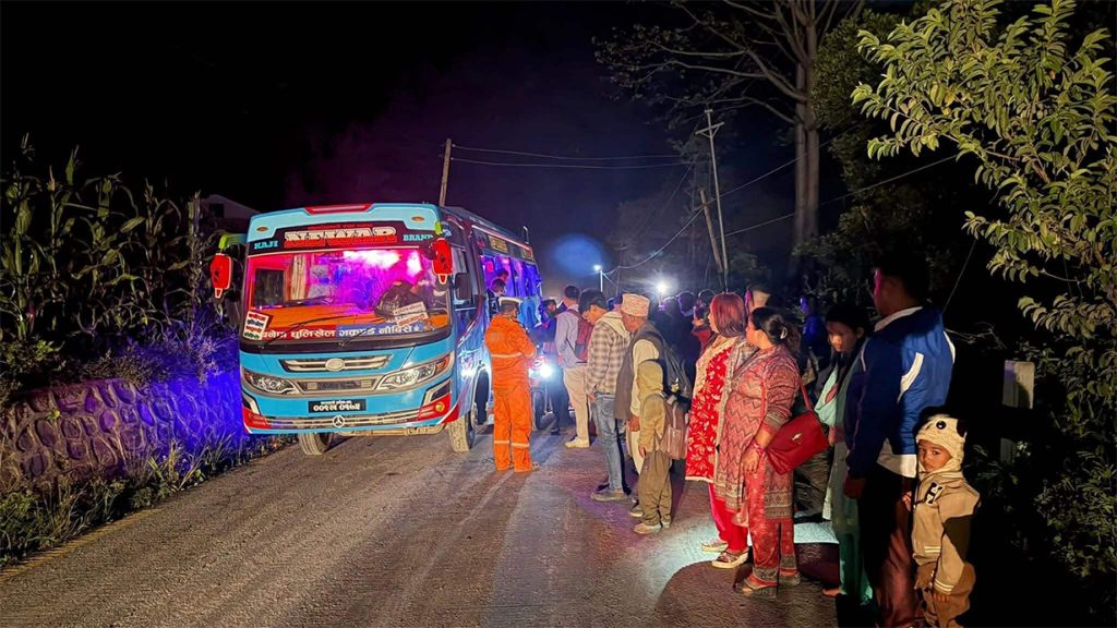 बीपी राजमार्गमा लापरबाही गरेर माइक्रो बस चलाउने ५ जना चालक नियन्त्रणमा
