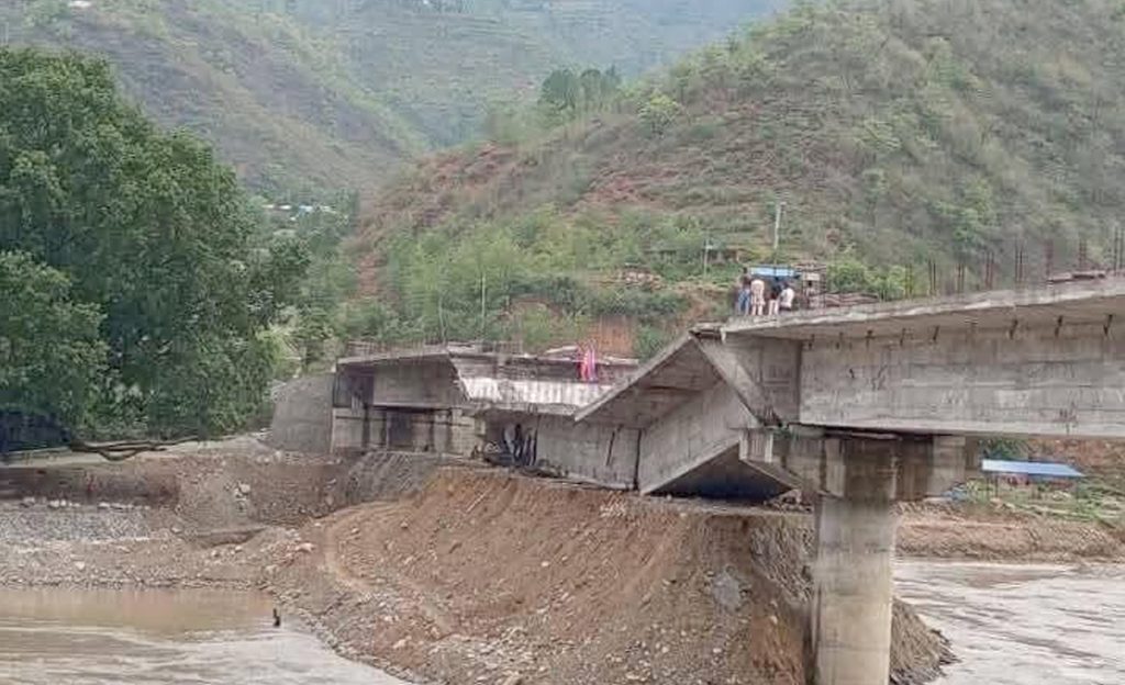 मन्थलीको ६ र ७ वडा जोड्ने निर्माणाधीन पक्की पुल दोस्रोपटक भाँचियो