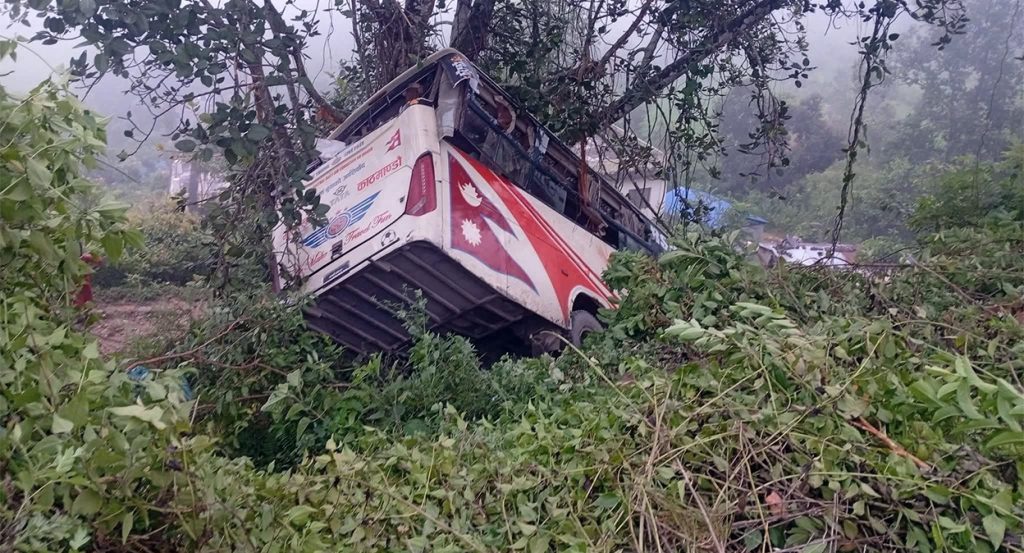गोरखामा बस दुर्घटना हुँदा २१ जना घाइते