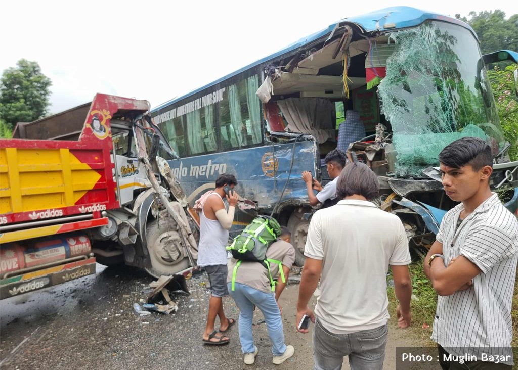 धादिङमा ठोक्किए बस र टिपर