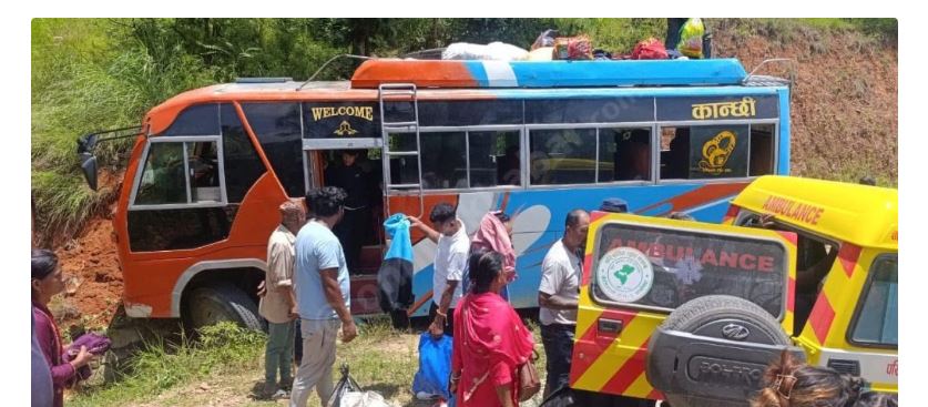 काभ्रेमा बस दुर्घटना, २३ जना घाइते