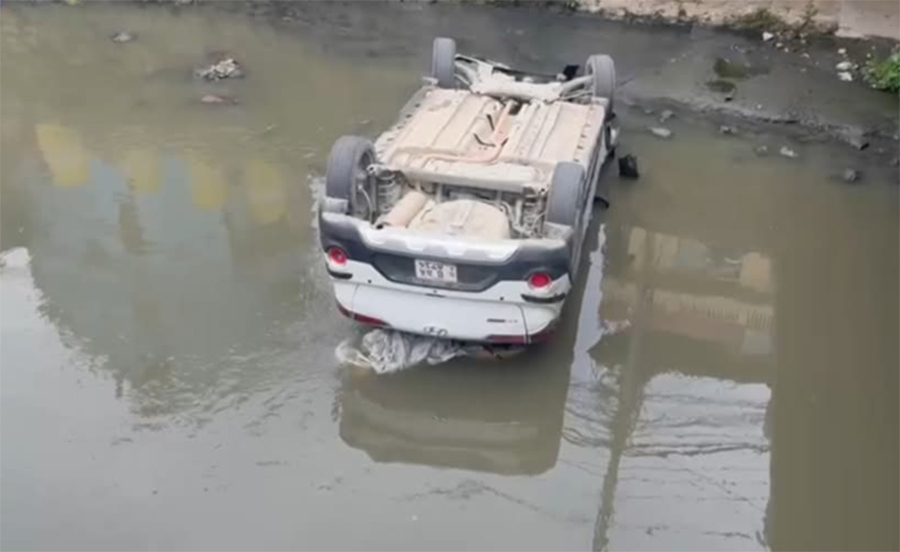 धोबीखोलामा कार खस्यो