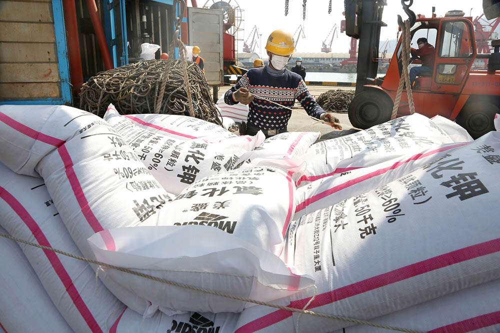 चीनले रोक्यो मल निर्यात, विश्वव्यापी आपूर्तिमा थप सङ्कट