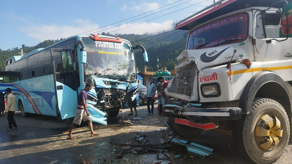 धादिङमा बस र टिपर ठोक्किदा ११ जना घाइते