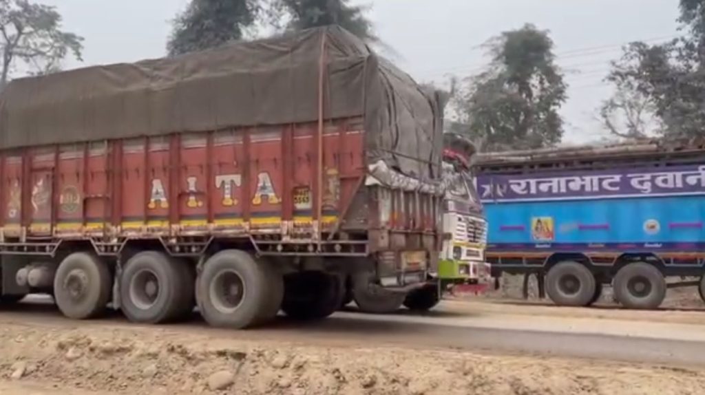 दुम्कीबासमा डाभर्सन बगाउँदा पूर्वपश्चिम राजमार्ग अवरुद्ध