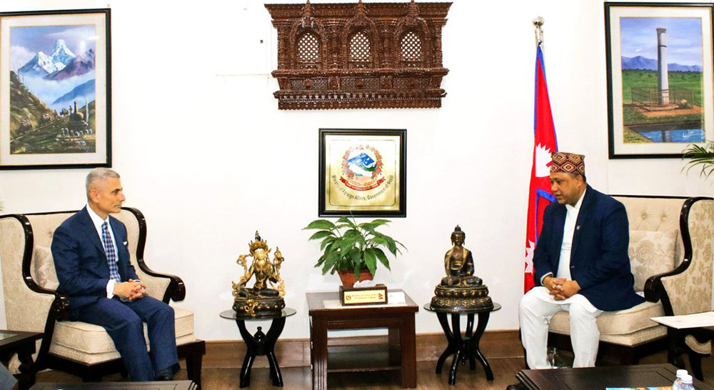 परराष्ट्रमन्त्री खनालसँग अमेरिकी सहायक विदेशमन्त्री कपुरको शिष्टाचार भेट