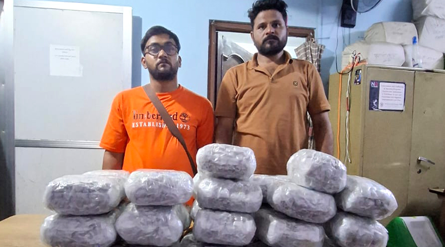थाइल्यान्डबाट १८ किलो गाँजा बोकेर आएका दुई भारतीय समातिए