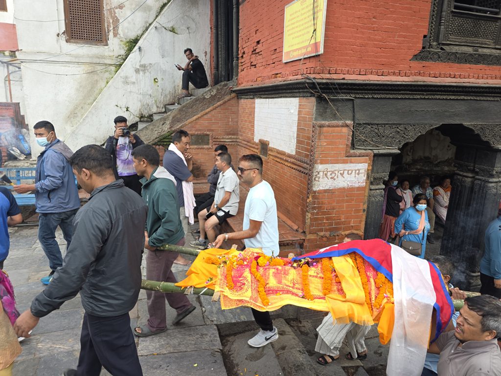 ‘अप्सरा आमा’को पशुपतिमा अन्त्येष्टि