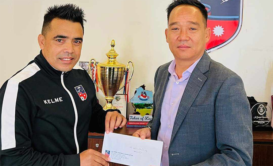 नवीन न्यौपाने पुरुष फुटबल टिमको अन्तरिम मुख्य प्रशिक्षक नियुक्त