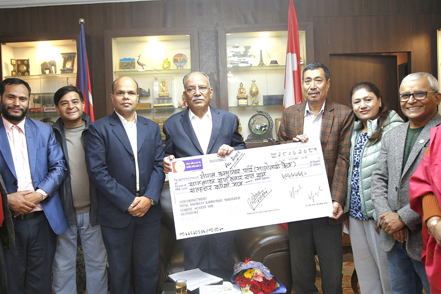 बाढीपहिरो पीडितका लागि पार्टी निकट कर्मचारी महासंघले प्रचण्डलाई दियो पौने ८ लाख