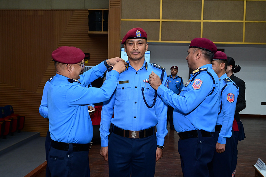 एसपीमा बढुवा भएका दुई अधिकृतलाई दर्ज्यानी चिह्न प्रदान