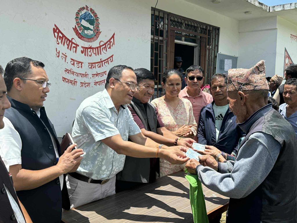 रामेछापमा वडामै पुगेर राष्ट्रिय परिचय पत्र वितरण सुरु