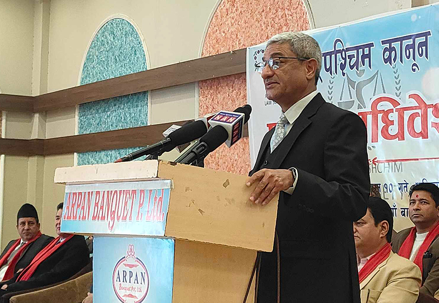 लोकतन्त्रको विकल्प खोज्नु मुलुकलाई संकटमा धकेल्नु हो : गृहमन्त्री लेखक