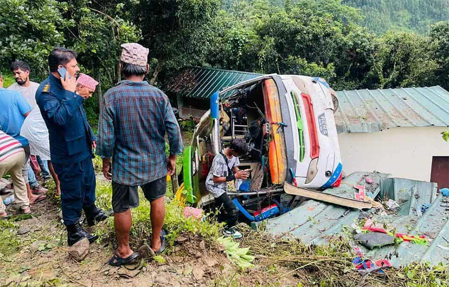 रसुवामा बस दुर्घटना हुँदा १२ जना घाइते