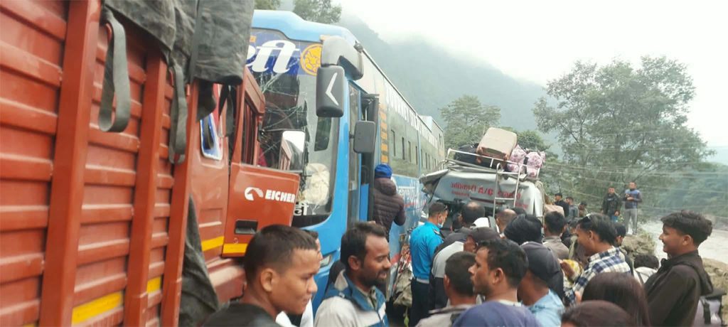 धारापानीमा ट्रक, बस र माइक्रोबस ठोक्किए, ११ जना घाइते