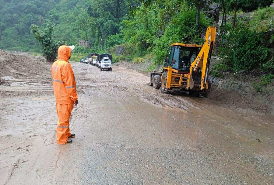 अवरुद्ध भएको बिपी राजमार्गको रोशी खण्ड खुल्यो