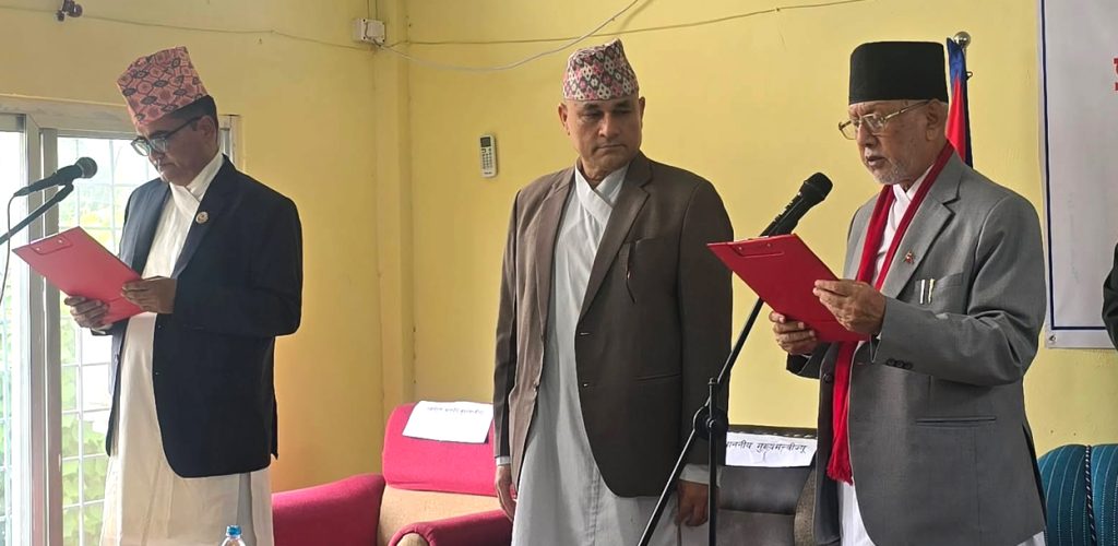 सुदूरपश्चिम प्रदेशका नवनियुक्त मुख्यमन्त्री खगराज भट्टले लिए शपथ