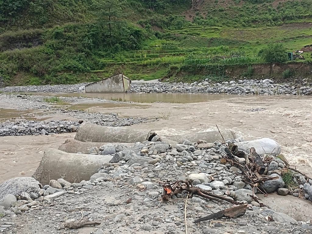 पहिरो र बाढीका कारण अरनिको राजमार्ग पूर्णरुपमा अवरुद्ध