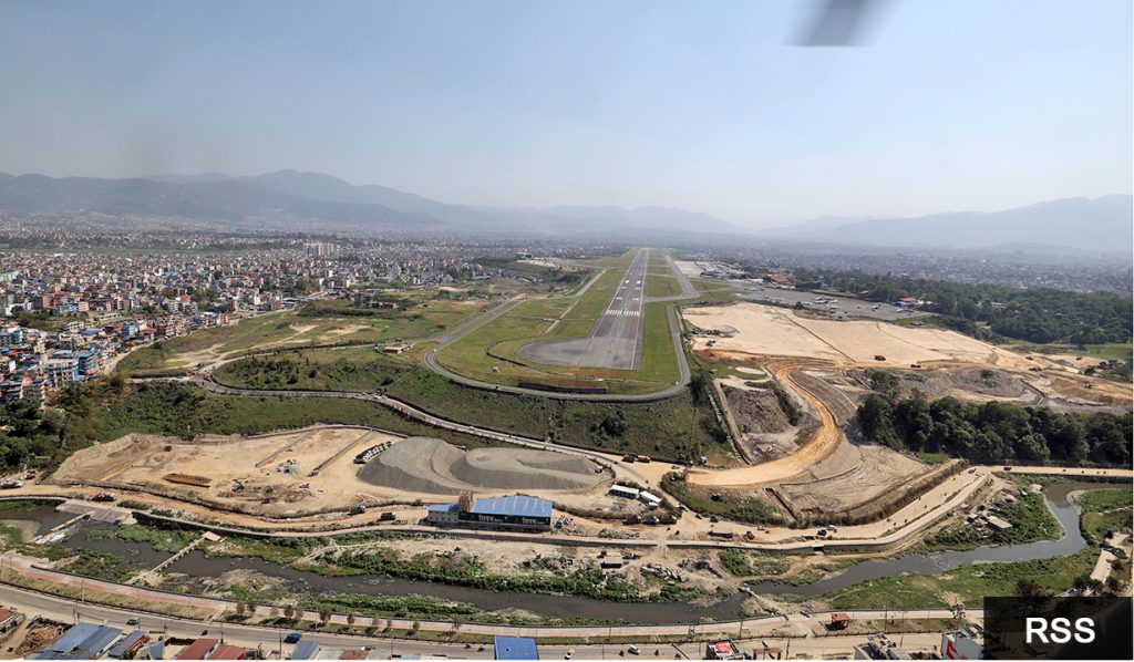 प्रधानमन्त्री चीनबाट फर्किंदा विमानस्थल आधा घण्टा बन्द