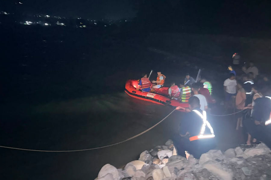 तनहुँमा झोलुंगे पुलबाट नदीमा हामफालेकी किशोरीको उद्धार