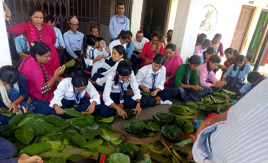 टपरी र चकटी बुन्न सिक्दैछन् विद्यार्थी