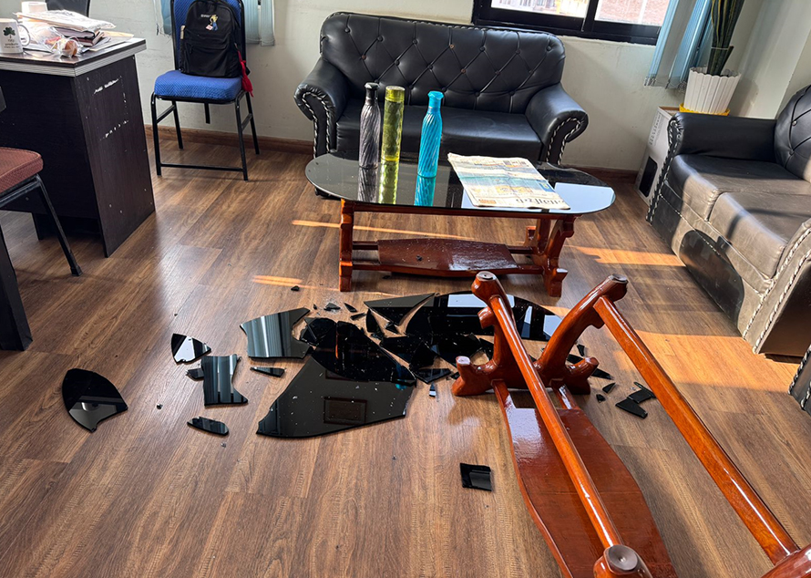 कीर्तिपुरकी कार्यवाहक उपमेयरको कार्यकक्षमा तोडफोड