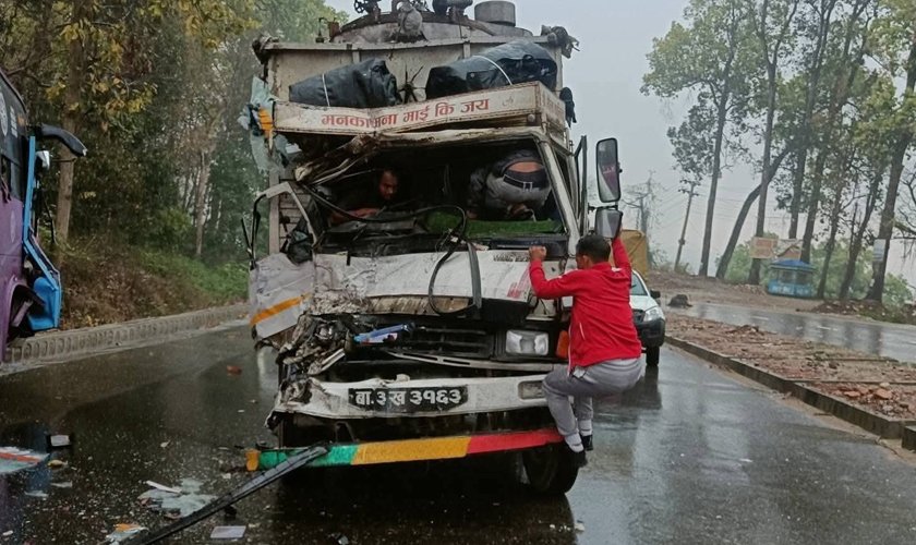तीनवटा सवारीसाधन एकापसमा ठोक्किँदा १२ जना घाइते
