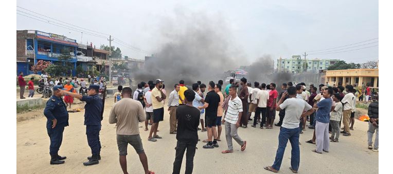 स्थानीयले गराए पूर्वपश्चिम राजमार्ग अवरुद्ध