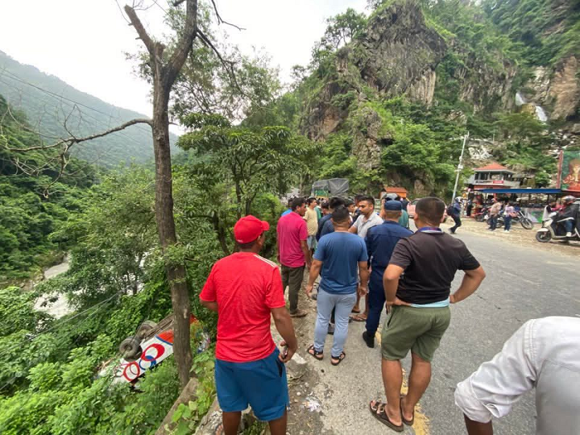 यात्रुवाहक बस मर्स्याङ्दी नदीमा खस्यो
