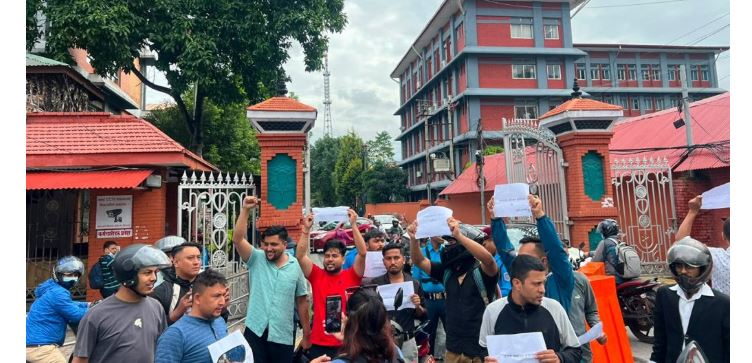सिंहदरबार दक्षिण गेट अगाडि मोटरसाइकल पार्किङ गरेर एमाले अखिलको प्रदर्शन