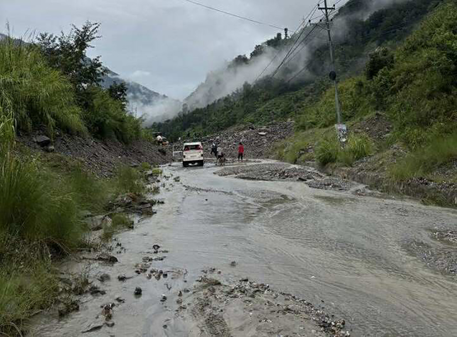 पहिरो गएपछि अरनिको राजमार्गको जुरे खण्ड अवरुद्ध