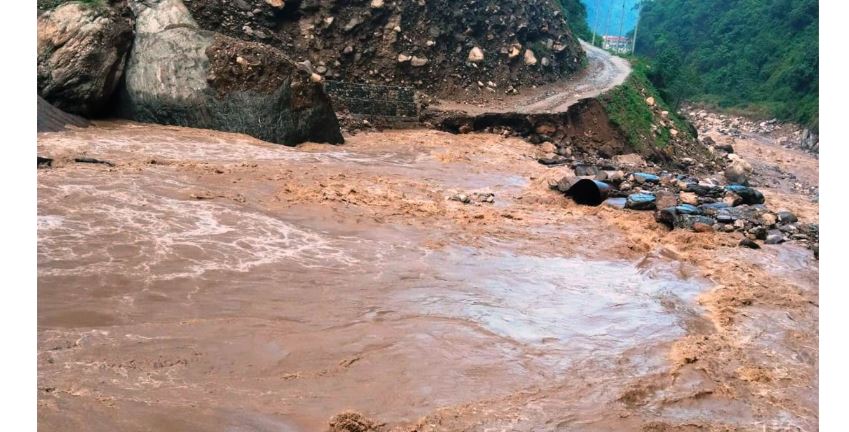 अरनिको राजमार्ग अन्तर्गत तीन ठाउँमा सडक अवरुद्ध