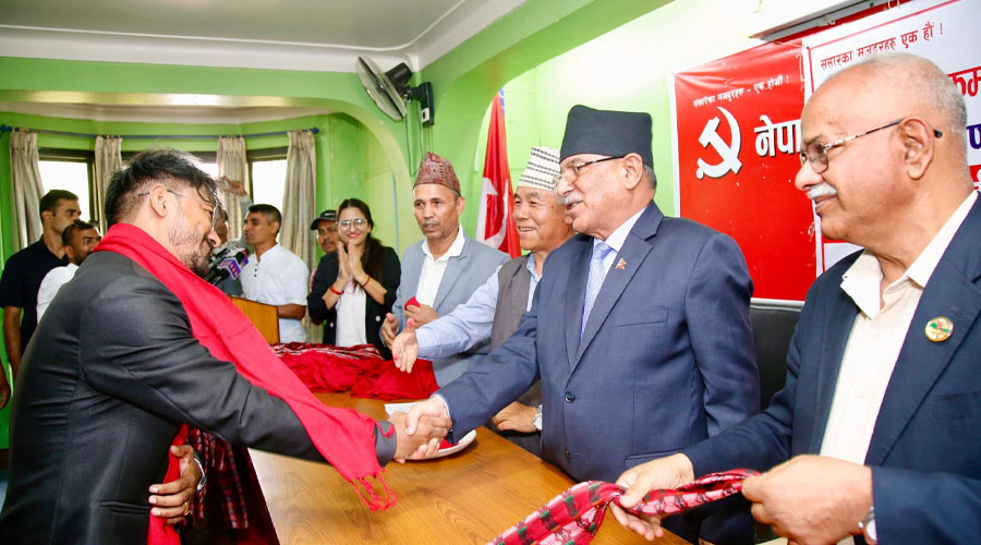 कलाकार पाख्रिन माओवादी केन्द्रमा प्रवेश