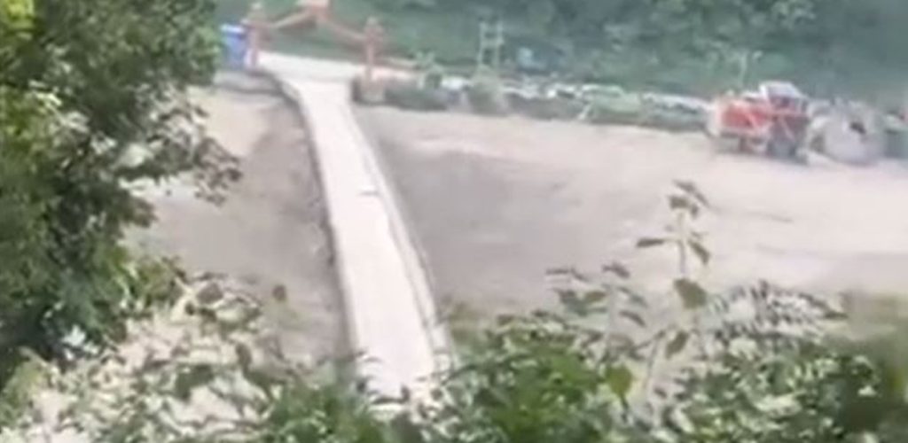 बाढीले धादिङ सदरमुकाम जाने फुर्केखोला पुल बगायो