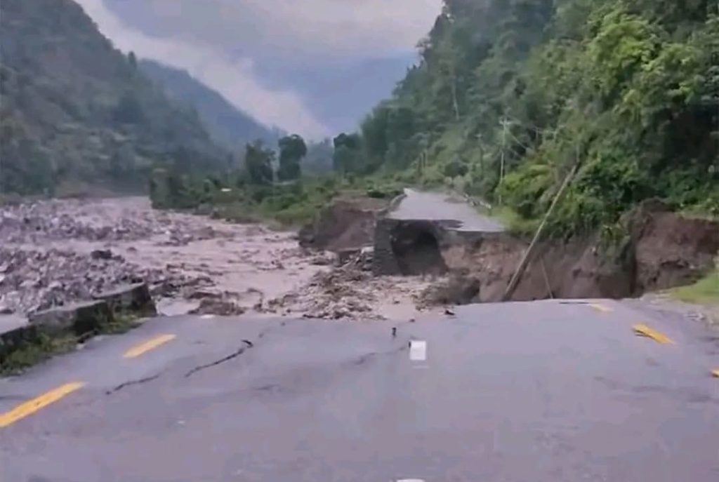 लेउती खोलाले सडक बगाएपछि कोशी लोकमार्ग अवरुद्ध