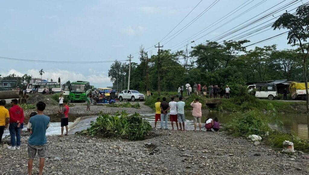 बाढीका कारण पूर्वपश्चिम राजमार्ग ठाउँठाउँमा अवरुद्ध
