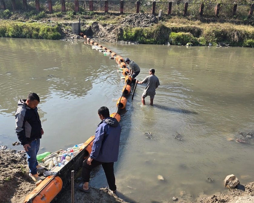 बागमती नदीमा तैरिने फोहोर संकलन गर्न ट्रास बेरियर राखियो