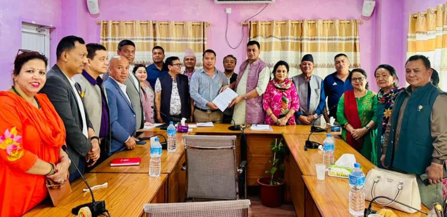 बहादुरसिंह लामालाई संसदीय दलको नेताबाट हटाउन अविश्वासको प्रस्ताव दर्ता