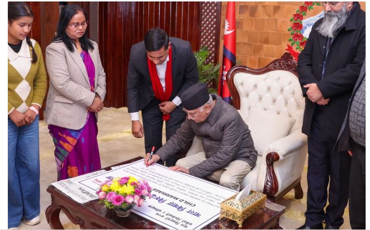 बाल विवाह मुक्त नेपाल राष्ट्रिय अभियानमा प्रधानमन्त्रीको हस्ताक्षर