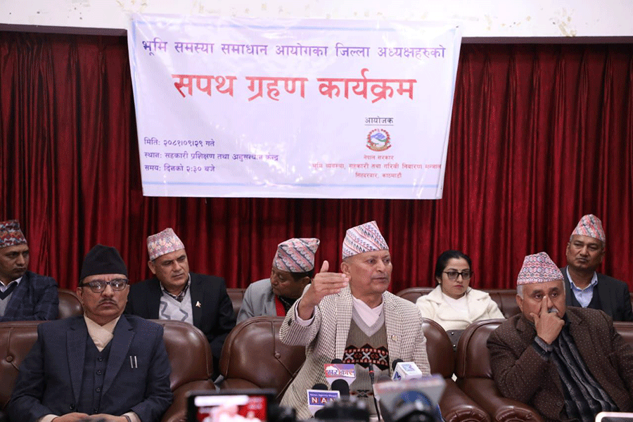 ७१ जिल्लाका भूमि आयोगका अध्यक्षहरूले लिए शपथ